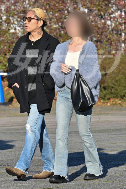 女性も降谷と同じく、カーディガンにデニムパンツスタイル（2026年4月）