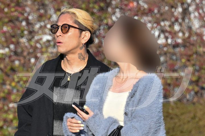 金髪にサングラス姿の降谷（2026年4月）