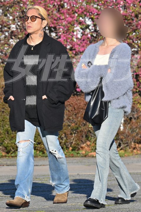 黒のカーディガンとデニムパンツのクラシックな装い（2026年4月）