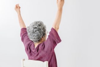 《1日たった5秒》「ひざ裏伸ばし」のスゴい効果　冷え症改善や腰痛、肩こり、片頭痛の軽減も