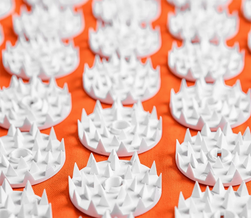 約6000個のスパイクが背中を刺激する（「シャクティ・ジャパン」の公式HPより）