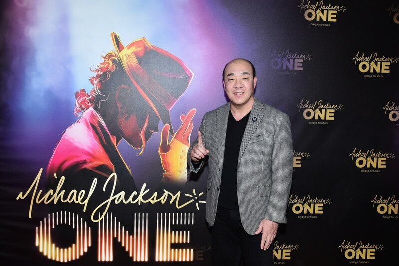 シルク・ドゥ・ソレイユのマイケル・ジャクソン ワンを鑑賞した西村社長（インスタグラムより）