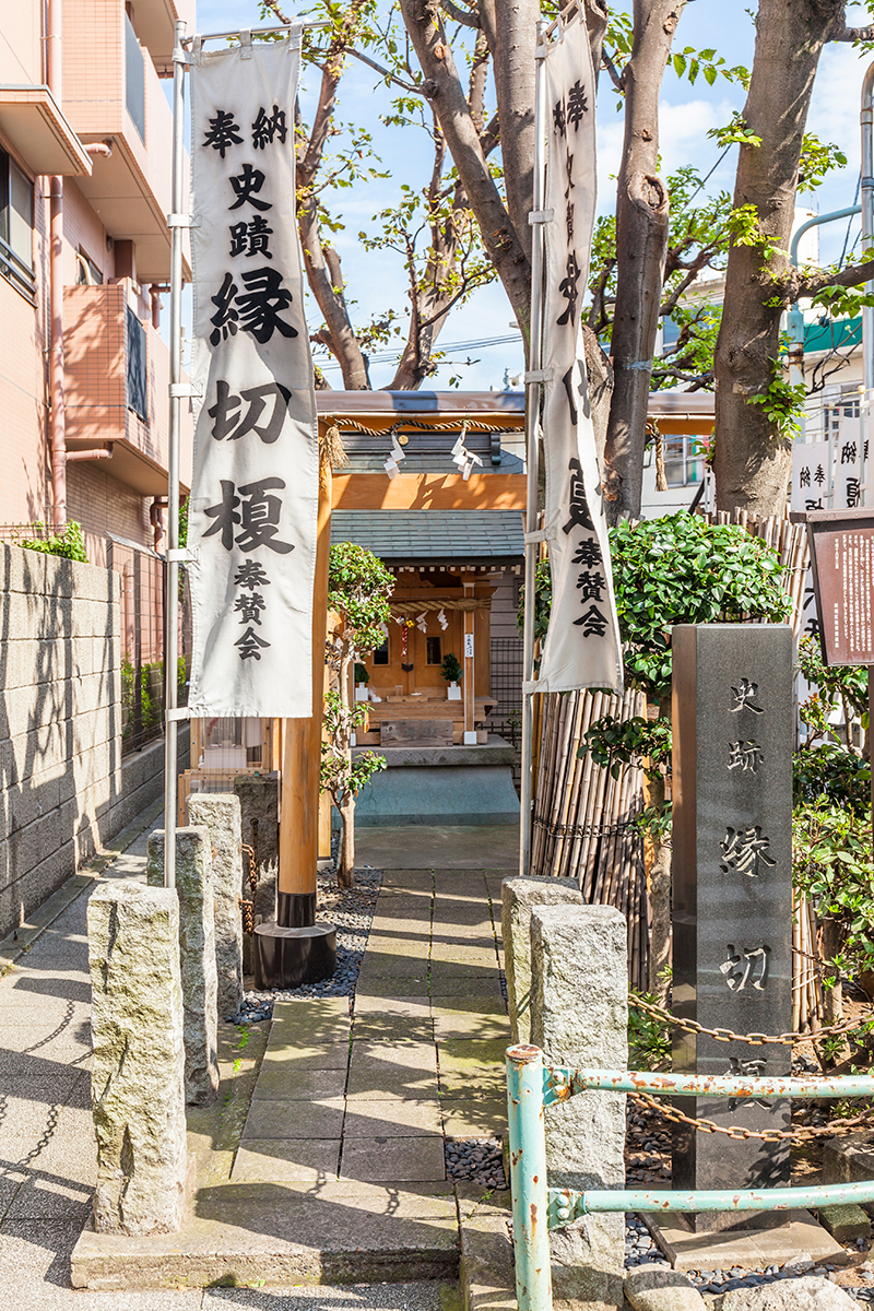 日々訪れる人があとを絶たない（時事通信フォト）