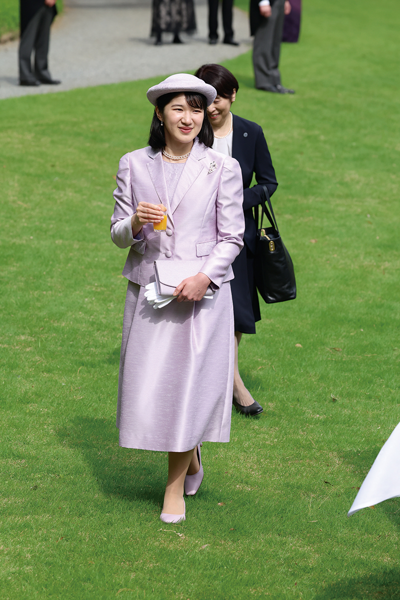 「りくりゅう」ほか著名人が参加した春の園遊会にラベンダーカラーで登場した愛子さま。庭園を回り、約1700人の招待客と深く交流された（撮影／JMPA）