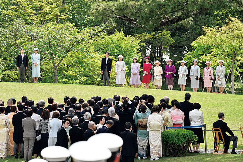 園遊会の起源は、明治時代に始まった「観菊会」「観桜会」という皇室行事で、150年近い歴史があるそう。今回は皇族方16名のうち、12名が出席された。左から、天皇陛下（66）、雅子さま、秋篠宮さま（60）、紀子さま（59）、佳子さま（31）、華子さま（85）、信子さま（71）、彬子さま（44）、瑶子さま（42）、久子さま（72）、承子さま（40）（撮影／JMPA）