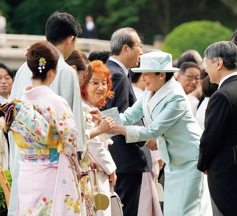 「マイクの…風でね、ふふふ」（雅子さま）。スノーボードの村瀬選手との歓談中に、雅子さまが、地面に落ちていた村瀬選手のマイクの風よけを見つけ、つけ直す一幕も。温かなお人柄が行動ににじむ（撮影／JMPA）