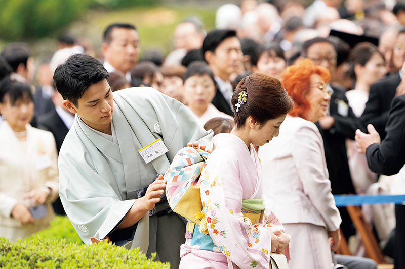取材の合間に、三浦選手の帯を直す木原選手。細かいところに気がついて三浦選手をフォローする姿は、引退しても変わらないようだ（撮影／JMPA）