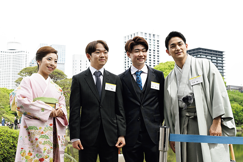 鍵山優真選手（22）、森田真沙也選手（22）。園遊会には五輪の功労者が多数招待された。鍵山選手、森田選手とともに、フィギュアスケートのメダリスト4人での記念撮影も（撮影／JMPA）