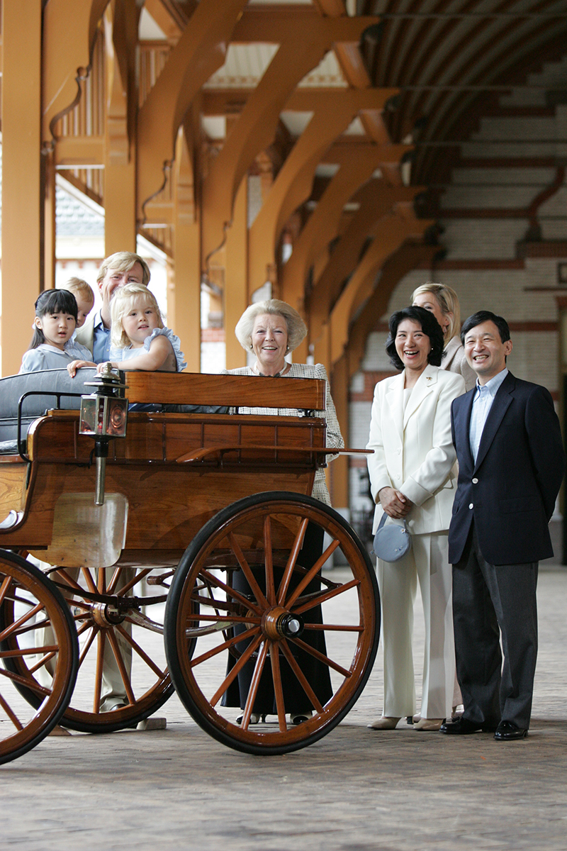 オランダの離宮「ヘット・ロー宮殿」の厩舎で、王室のメンバーと交流されるご一家（2006年、オランダ。撮影／JMPA） 