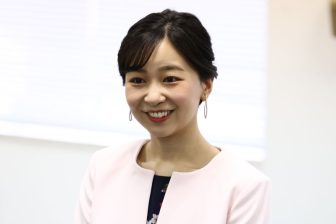 《胸元のインナーに配慮》佳子さま「園遊会」の真っ赤なワンピースで気品あふれる“一工夫”、「い…