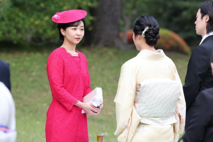 園遊会でのピンクのドレスも話題に
