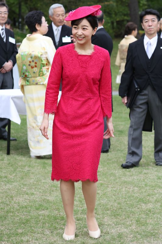 真っ赤なワンピースで園遊会に臨まれた。（2026年4月、写真／JMPA）