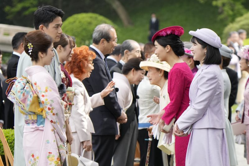 りくりゅうと言葉を交わされる愛子さま。（2026年4月、写真／JMPA）