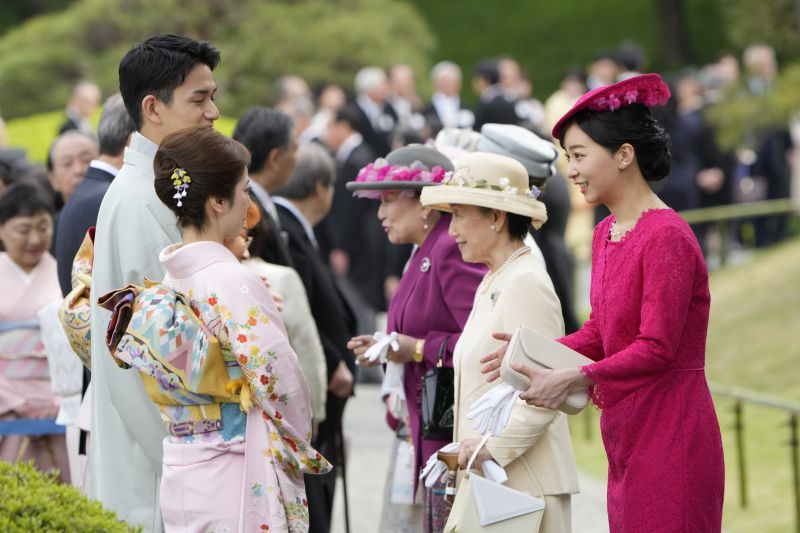 りくりゅうとお話される佳子さま。（2026年4月、写真／JMPA）