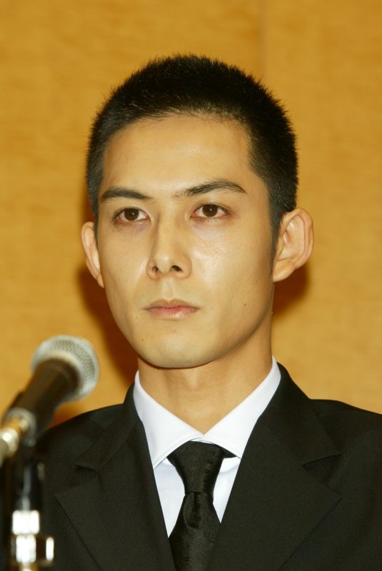 暴行事件後に謝罪会見を開いた柏原氏（2005年）