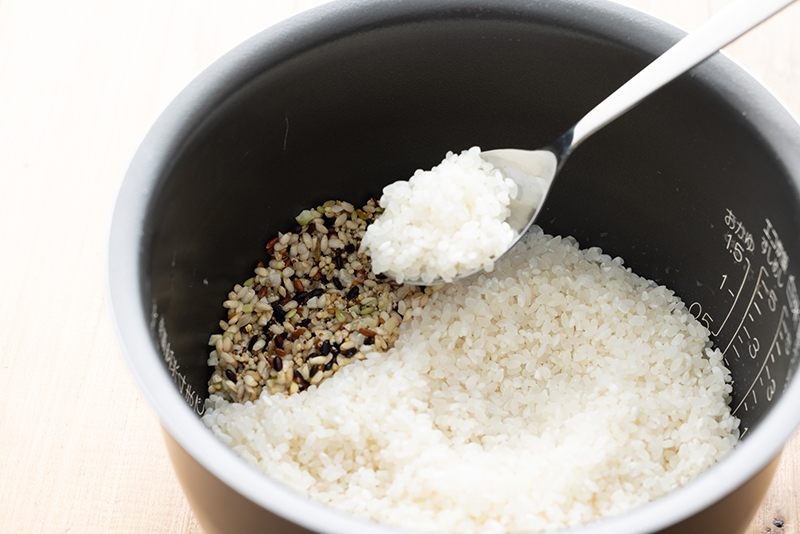 雑穀米を片方に寄せて入れる