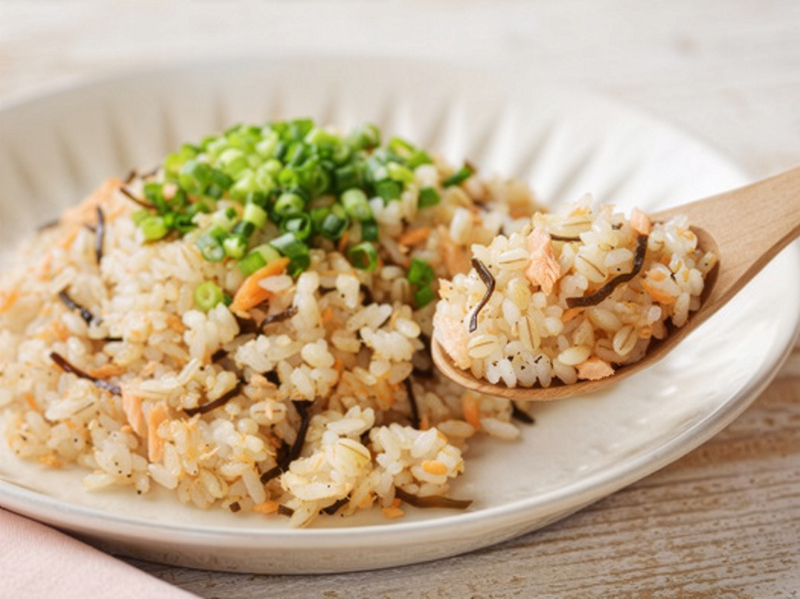 「鮭の塩昆布もち麦炒飯」