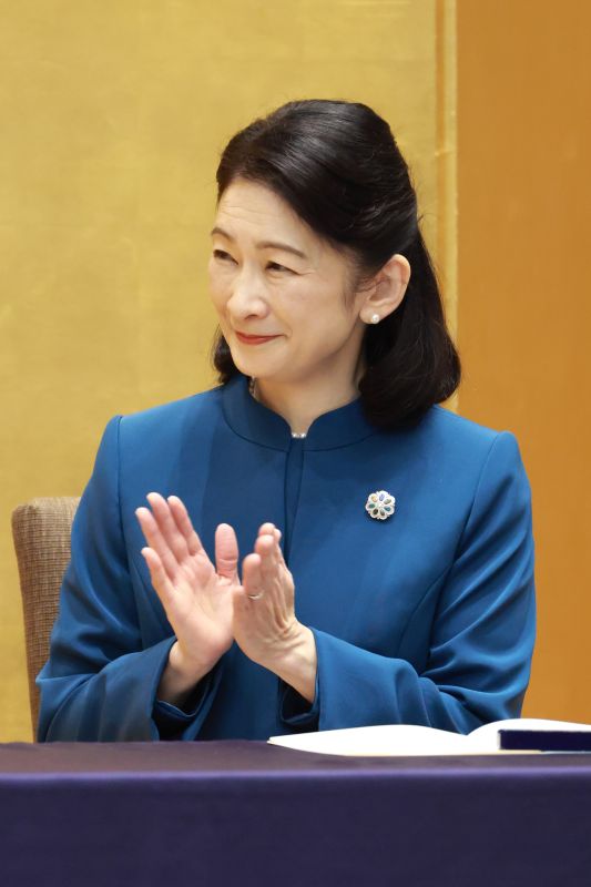 座っているとシンプルなスーツ。（2026年2月、写真／JMPA）