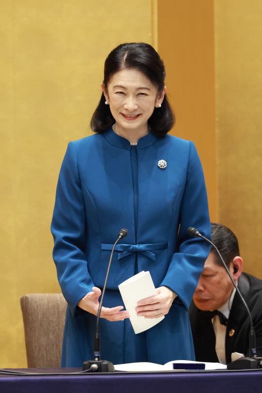 立ち上がるとリボンがちらり。（2026年2月、写真／JMPA）