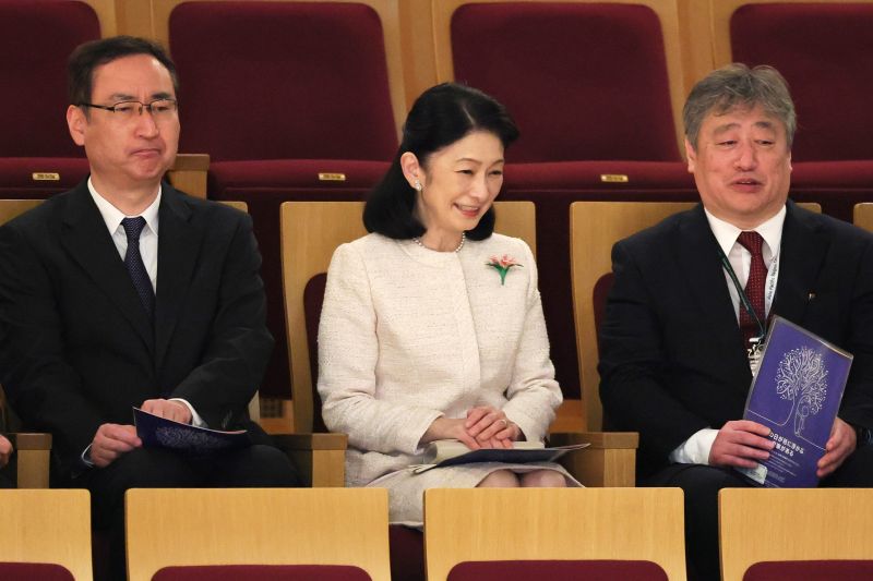 胸元のブローチがワンポイント。（2026年3月、写真／時事通信）