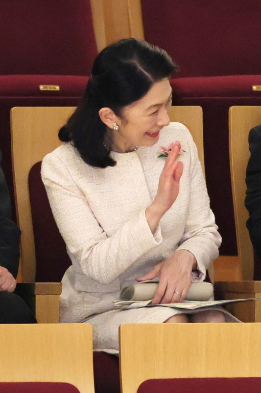 笑顔で手を振る紀子さま。（2026年4月、写真／時事通信）