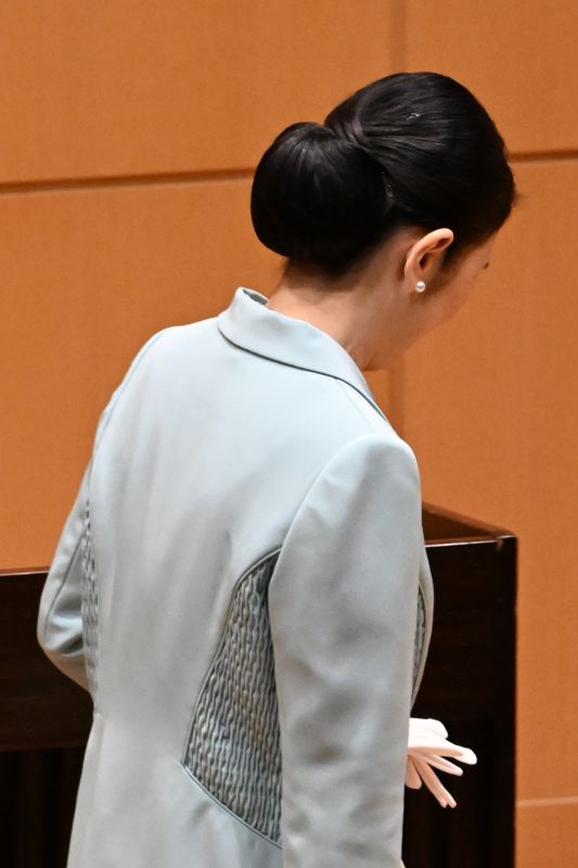 ボリュームのあるツヤ髪を低い位置でお団子にされていた。（2026年4月、写真／JMPA）