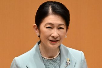 《シックなシニヨンヘアで》紀子さま「お団子」と「細ベルト」の最新ファッションで見せた「美智…