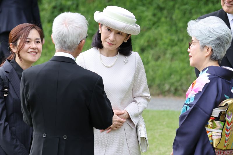 目を見てお話を聞かれる紀子さま。（2026年4月、写真／JMPA）