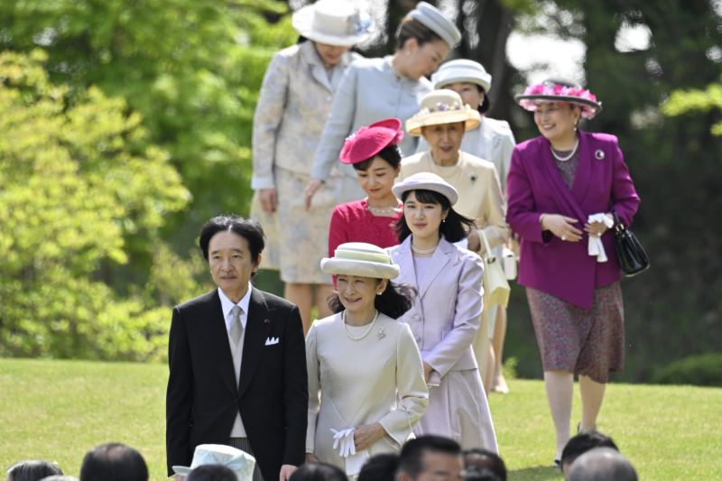 歩くときも秋篠宮さまより少し後ろ。（2026年4月、写真／JMPA）