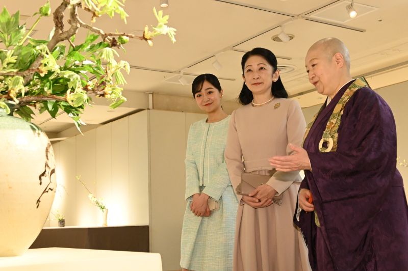 佳子さまは「花と器の調和がとてもすてきな空間を作り出していました」と述べられた。（2026年4月、写真／JMPA）