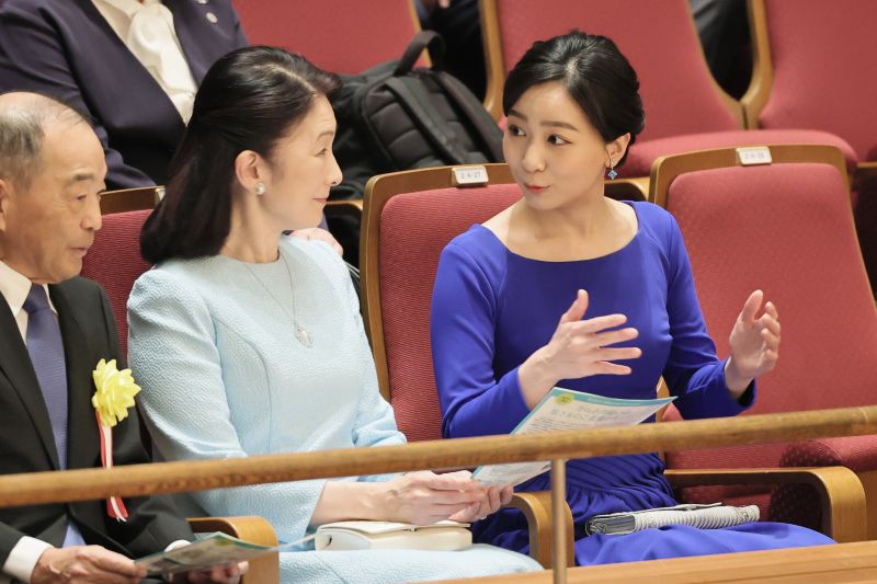 楽しそうに会話に興じられる紀子さまと佳子さま。（2026年4月、写真／時事通信）