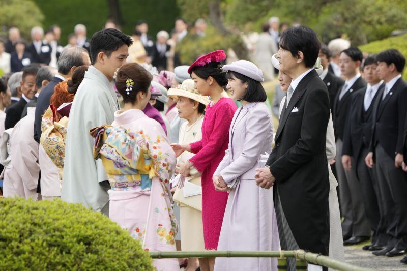 紀子さまは秋篠宮さまの半歩後ろでりくりゅうの話を聞かれていた。（2026年4月、写真／JMPA）