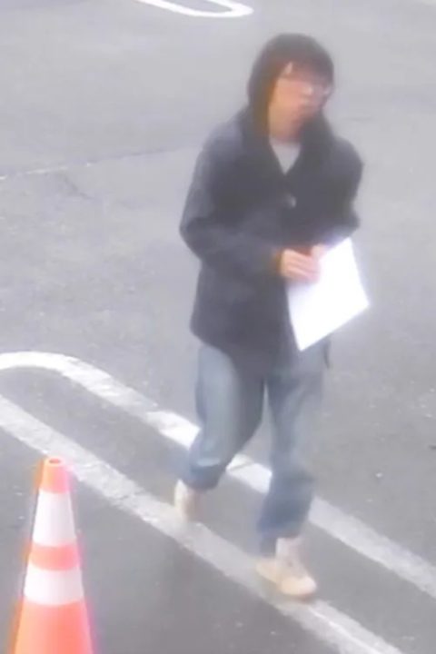 手には結希くんの捜索願のチラシを持っていた（読者提供）