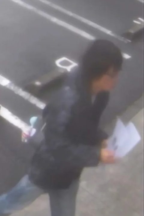 歩く安達容疑者（読者提供）