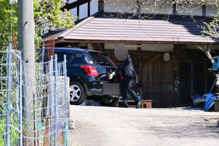 家宅捜索に入る捜査員