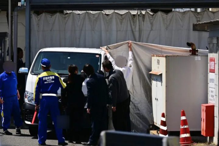 車に乗り込む容疑者