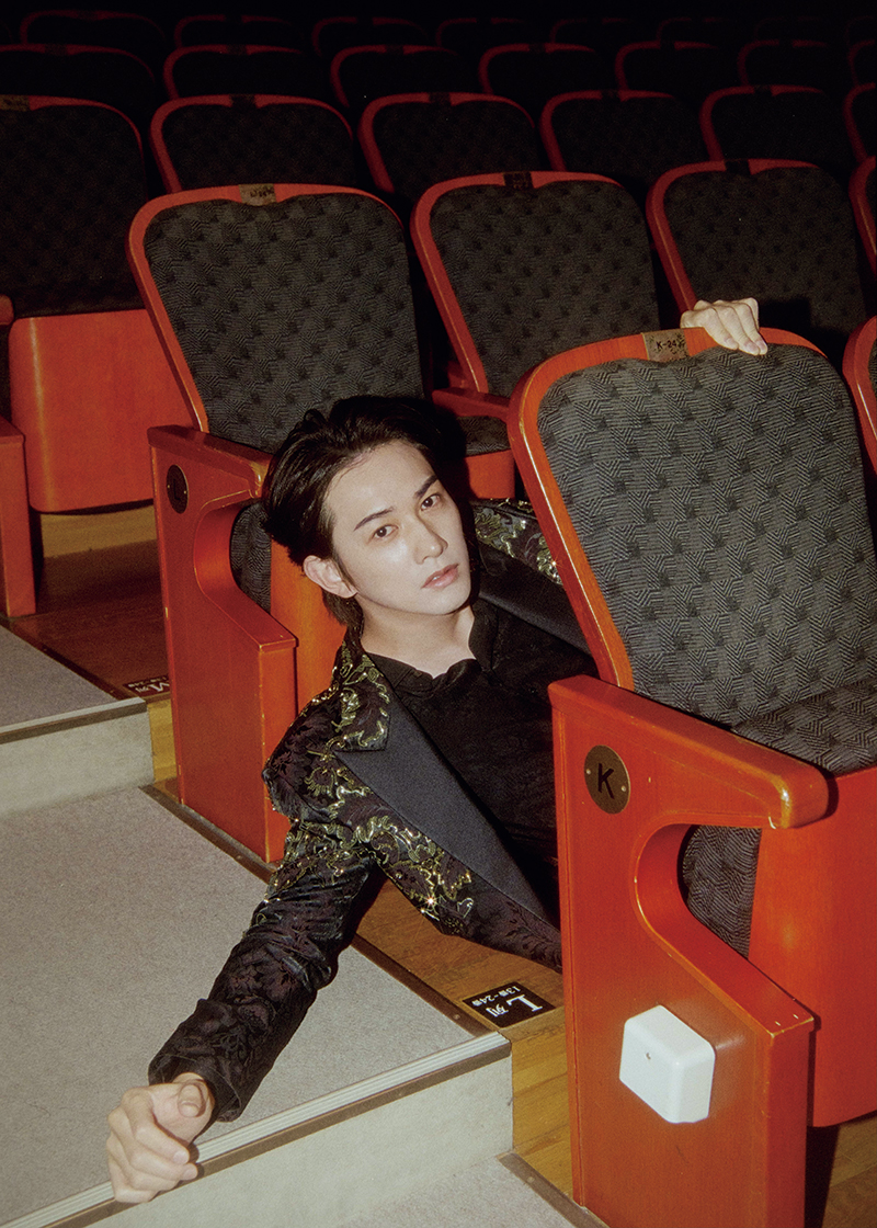【東京】20才で初めて立った「銀河劇場」にて撮影を敢行。座席でのエモーショナルなカット（撮影／小見山峻）