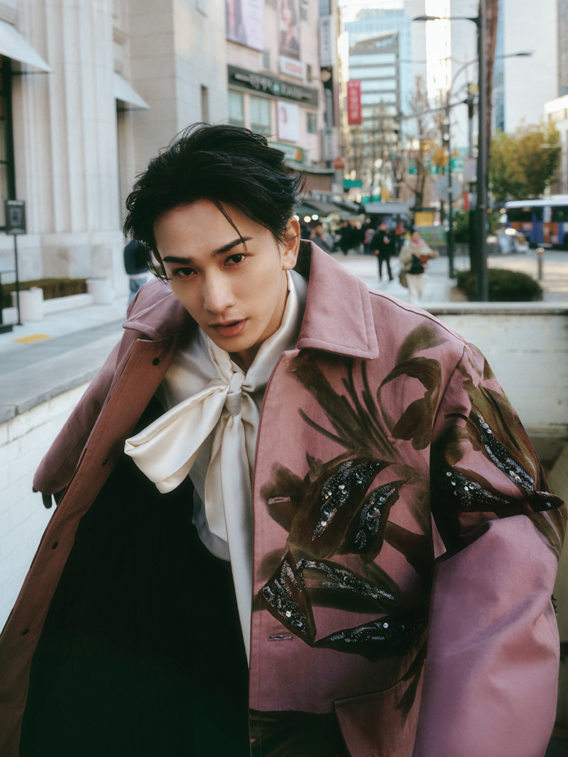 【ソウル】ソウルの中心街で撮影された1枚。韓国らしい大胆かつ繊細なデザインの衣装で（撮影／KIM HYEONGSANG）