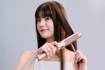 髪の水分を守りながらツヤとまとまりを長時間キープする「Sparty」のヘアアイロン　髪を挟んだ直…