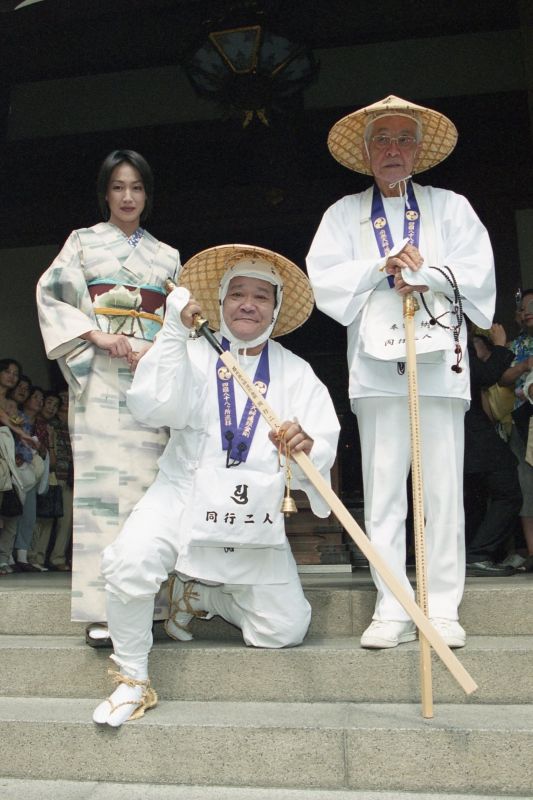 高岩寺で『釣りバカ日誌14』のヒット祈願を行う西田さん（中央）と三國さん（右）。（左は高島礼子。2003年9月）