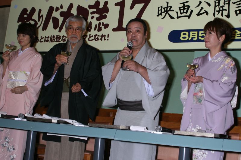 三國さんと西田さんは『釣りバカ日誌』シリーズで長く共演した。（左から石田ゆり子、三國さん、西田さん、浅田美代子。2006年7月）