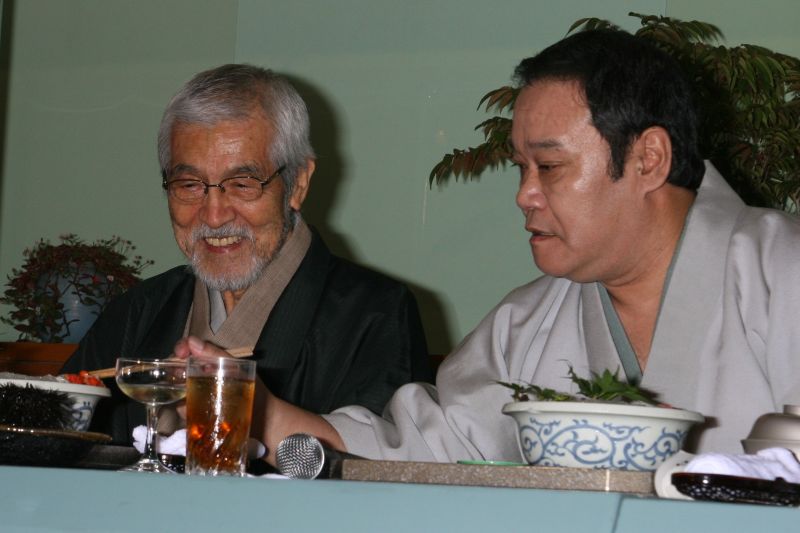 2人で笑い合う場面も。（2006年7月）