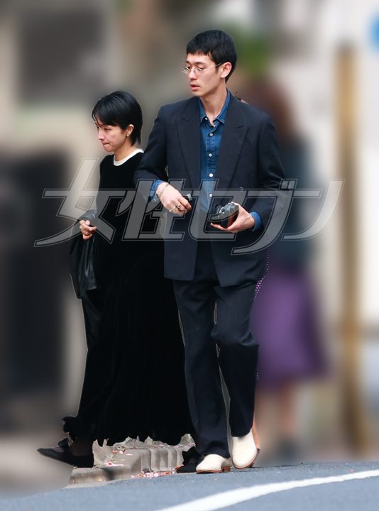 フォーマルな服装で向かう（2026年3月）