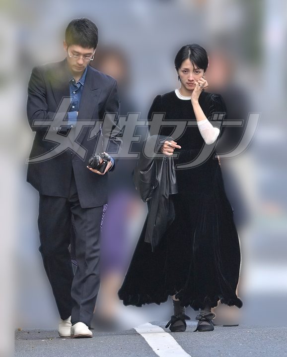 薬指にはおそろいの指輪が（2026年3月）