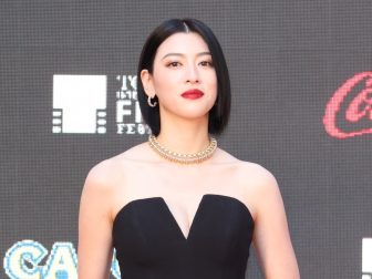 《過去には大胆なシャワーシーン》三吉彩花の「広範囲タトゥー」に賛否も「一流俳優はビッシリで…