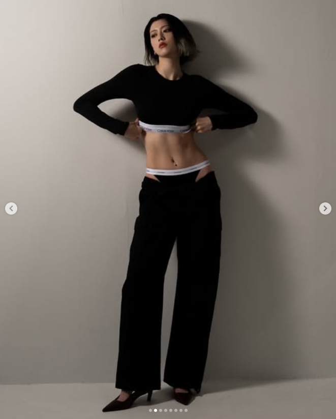 カルバン・クラインの下着を着用する三吉（三吉のInstagramより）