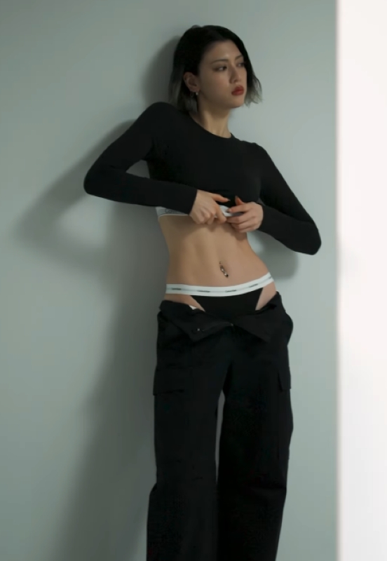 見事な腹筋（三吉のInstagramより）