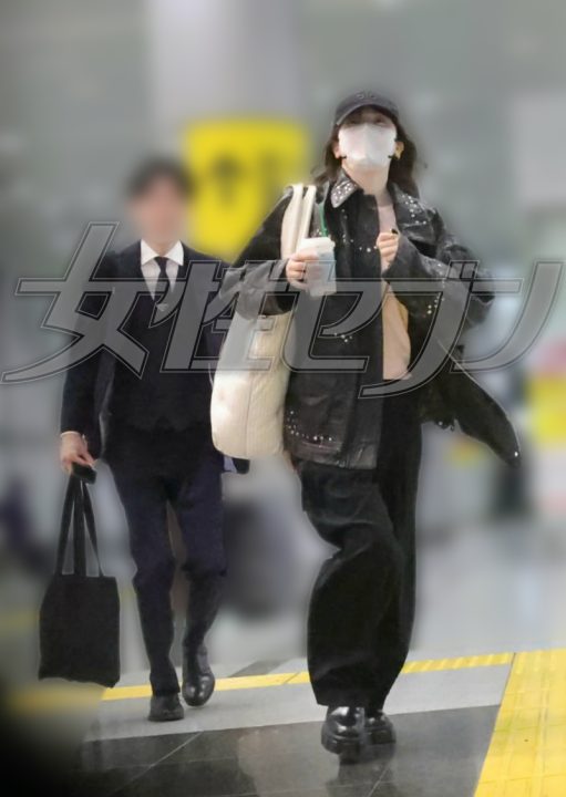 コーヒー片手に走り出す永野（2026年4月）