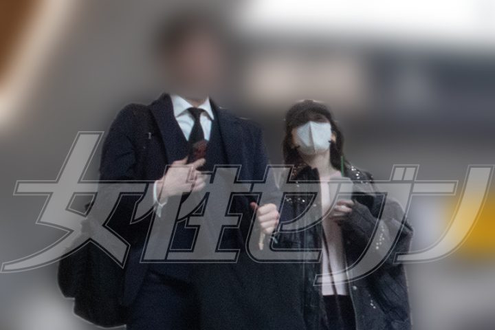 寄り添って歩く永野とA氏（2026年4月）