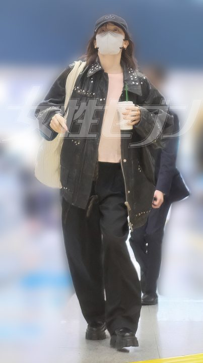 前を歩く永野と後を追う元マネージャーA氏（2026年4月）